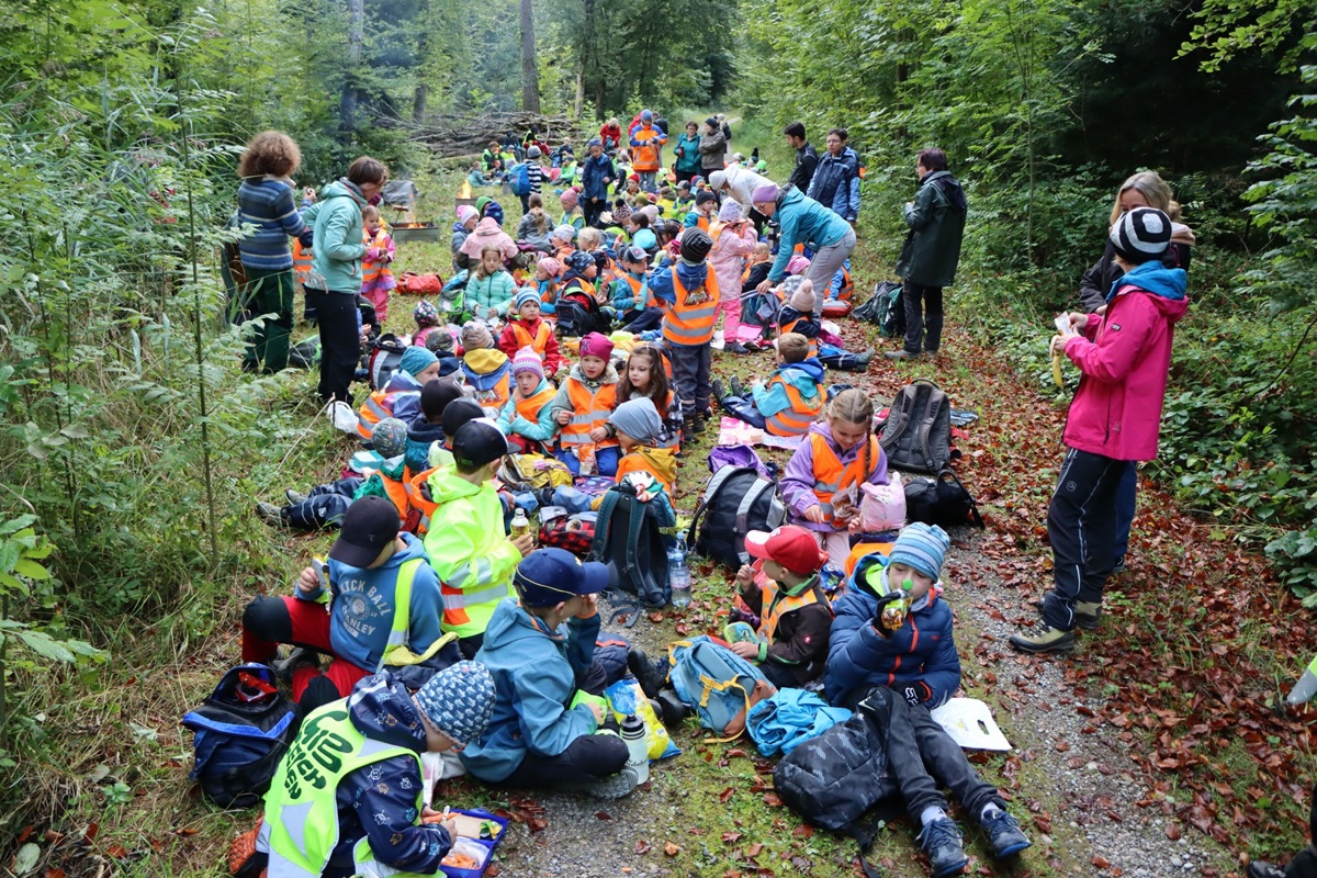 Bei der Znünipause waren noch alle Jahrgänge dort, zum Zmittag dann nur noch die erste bis sechste Klasse.