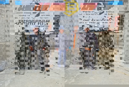 André schnupperte Baustellenluft bei der Brandenberger Bau AG in Flaach. Tino Brandenberger dankt für den Einsatz: «Du häsch das super gmacht!»