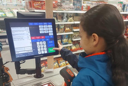 Amanda bediente in Marthalen das Kassensystem, …