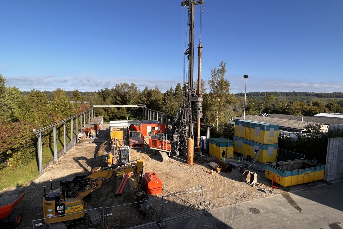 Anschliessend an die Trümmerpiste mit Kranbahn am westlichen Rand des AZA wird eine Flutungsanlage mit einem 23 Meter hohen Wasserturm errichtet. Rechts im Hintergrund das Areal der benachbarten Silidur AG.