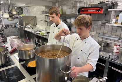 Im Landhotel Hirschen in Trüllikon wurden die Gäste für einmal von einem besonders jungen Team umsorgt: Maximilian und Nino unterstützten in der Küche, …