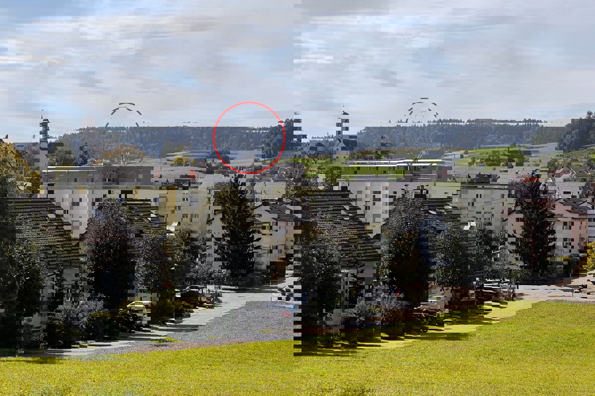 Das Baugespann auf dem Mehrfamilienhaus zeigt an (rot markiert)