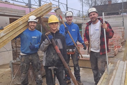 Unter Büezern war Benjamin (Zweiter von links) aus Marthalen unterwegs. Er durfte mit dem Team des Baugeschäfts Nägeli & Co mit auf eine Baustelle in Winterthur.