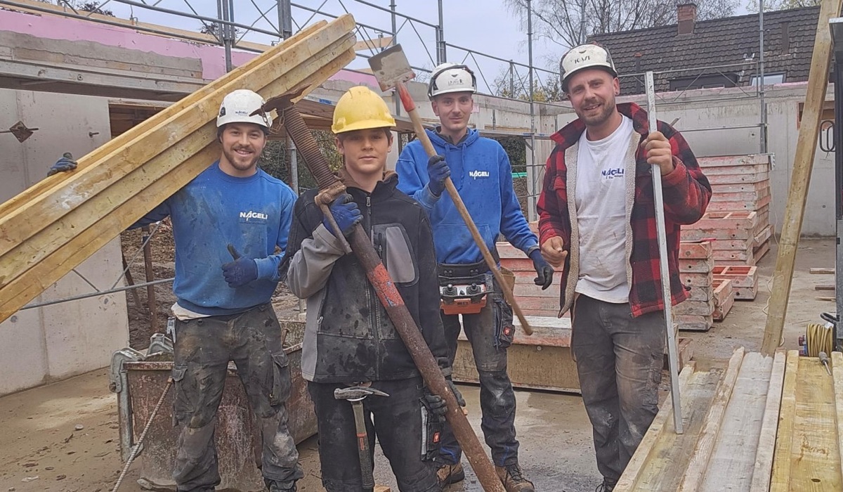Unter Büezern war Benjamin (Zweiter von links) aus Marthalen unterwegs. Er durfte mit dem Team des Baugeschäfts Nägeli & Co mit auf eine Baustelle in Winterthur.