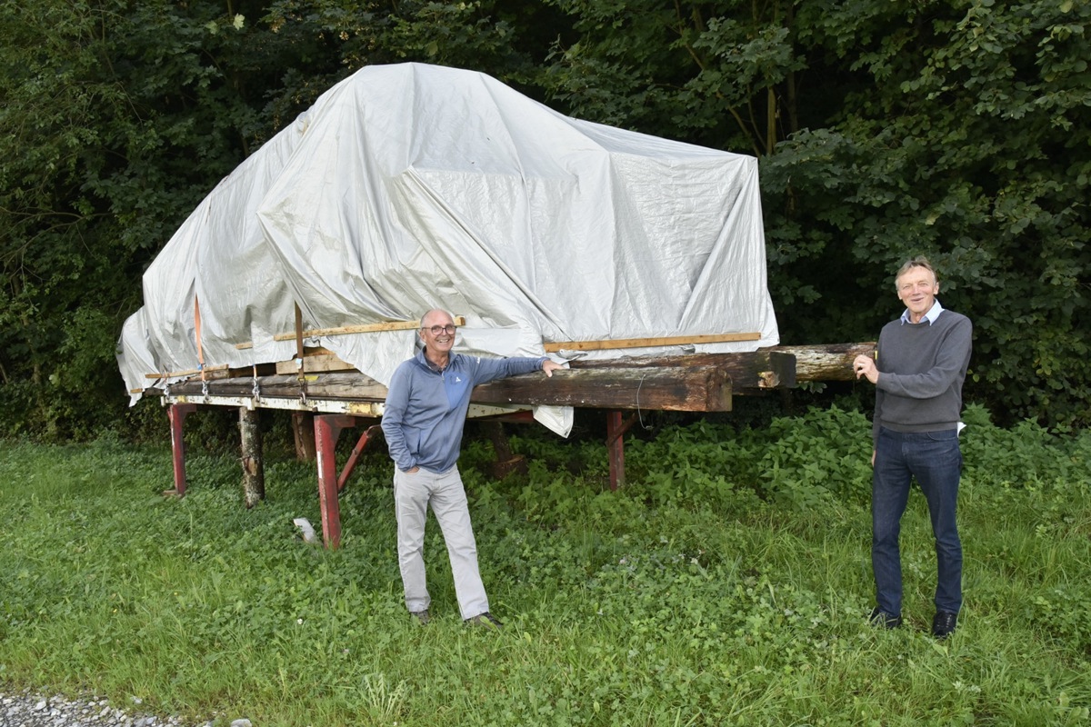 Ernst Brandenberger (links) und Thomas Ganz bringen gemeinsam das nächste Freilichtspiel in Buch am Irchel ins Rollen. Der erste Schritt dafür war der Kauf des «Alpenblicks»