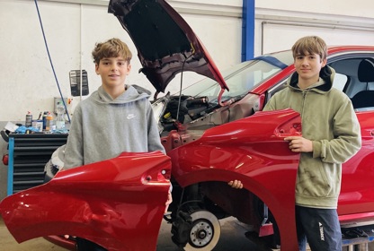 In der Weinberggarage in Unterstammheim durften zwei Jugendliche bei Reparatur und Service mithelfen.