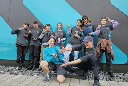 In der Gehrig Carrosserie durften angehende Handwerkerinnen und Handwerker zusammen mit den Lernenden Yvonne und Valentin einen Rennauto-Bausatz kreativ bearbeiten.