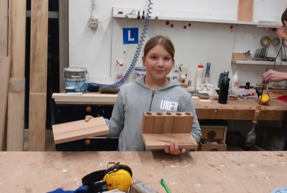 Fenner Holzhandwerk in Waltalingen bedankt sich für den Besuch und die Mithilfe von Lina im Betrieb.