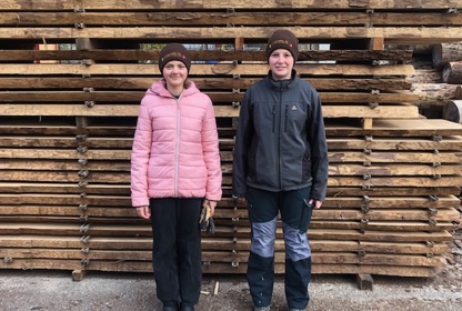 Lena und Livia halfen tatkräftig mit im Sägewerk der Konrad Keller AG in Unterstammheim.