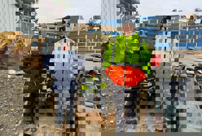 Bei der Störchli Bau AG in Dachsen hantierten die Jungs mit schwerem Gerät – sie durften selber Bagger fahren.