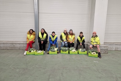 Beim Gemüseanbaubetrieb Rathgeb Bio in Unterstammheim schnupperte eine ganze Gruppe Jugendlicher Treibhaus- und Biokulturluft. Zum Mitnehmen gab es eine Sortimentsauswahl für die eigene Küche.