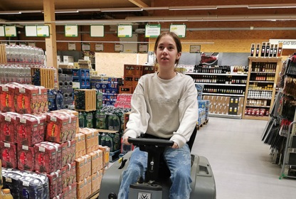 In der Landi in Neftenbach wurde die Kehrmaschine von Giulia auf Herz und Nieren getestet.