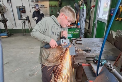 … und Miles Keller haben ihren eigenen Traktor erstellt. Es wurde geschnitten, geschweisst und geschliffen.