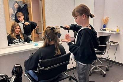 Bei Coiffure El Benna in Waltalingen durften sich die beiden Schülerinnen gegenseitig frisieren.