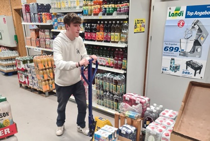 … und Benjamin sorgte mit dem Palette-Rolli für volle Regale.