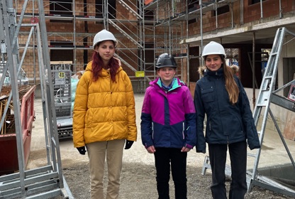 Die me.architektur AG zeigte Liza, Yael und Svenja in Oberstammheim, wie aus Plänen ganze Bauten werden.