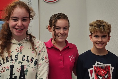 Larissa und Samuel erhielten in Begleitung von der Lernenden Selina bei der Witzig Druck AG Einblick ins Gewerbe.