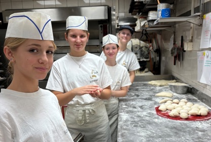 Sie halfen in der Produktion und im Verkauf mit.